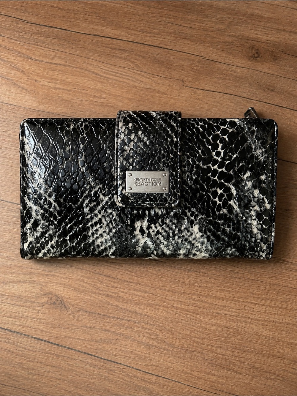 Kenneth Cole Reaction Black and White Snake-Print Clutch Wallet